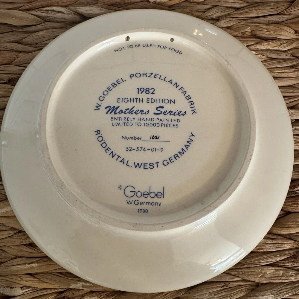 Goebel Mothers series 8th Edition Swan Mom And Baby Plate‎ And Figure
